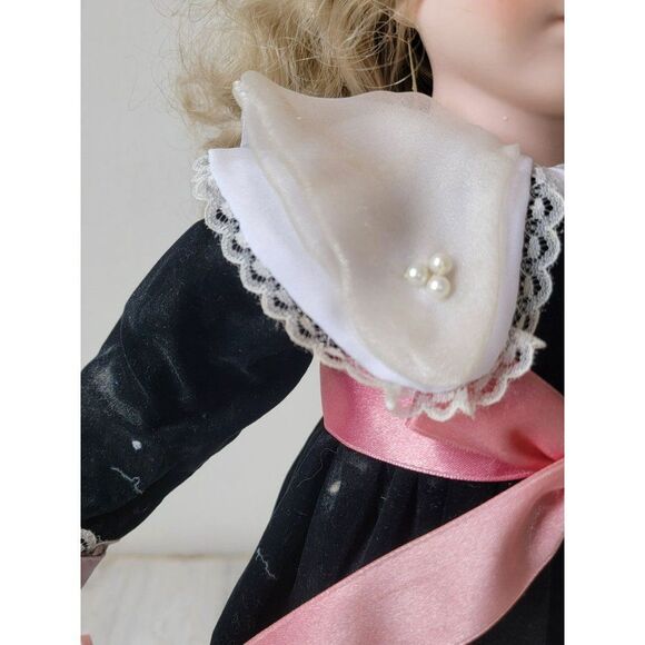 Brinn's Lindsey porcelain doll collectible decor figure - Picture 7 of 16